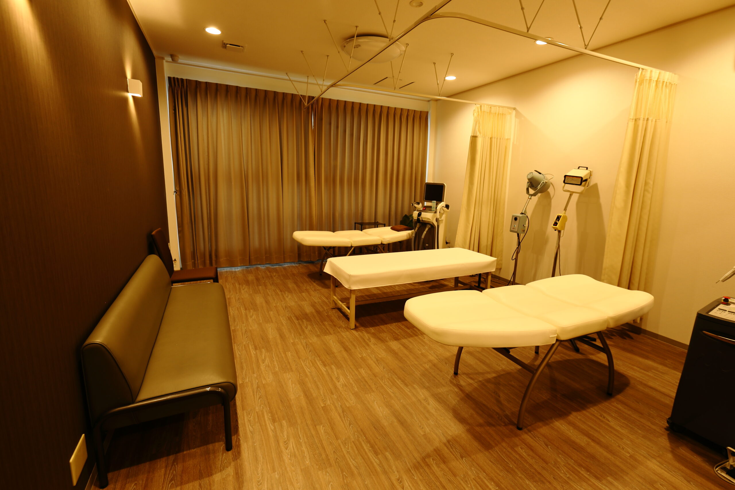 https://misato-derma.or.jp/testsite/wp-content/uploads/2025/09/misato-処置室1.jpg